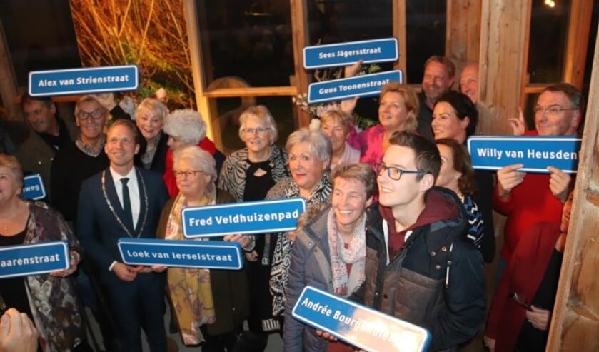 De nabestaanden met hun straatnamenbord. (Foto: Theo van Dam)
