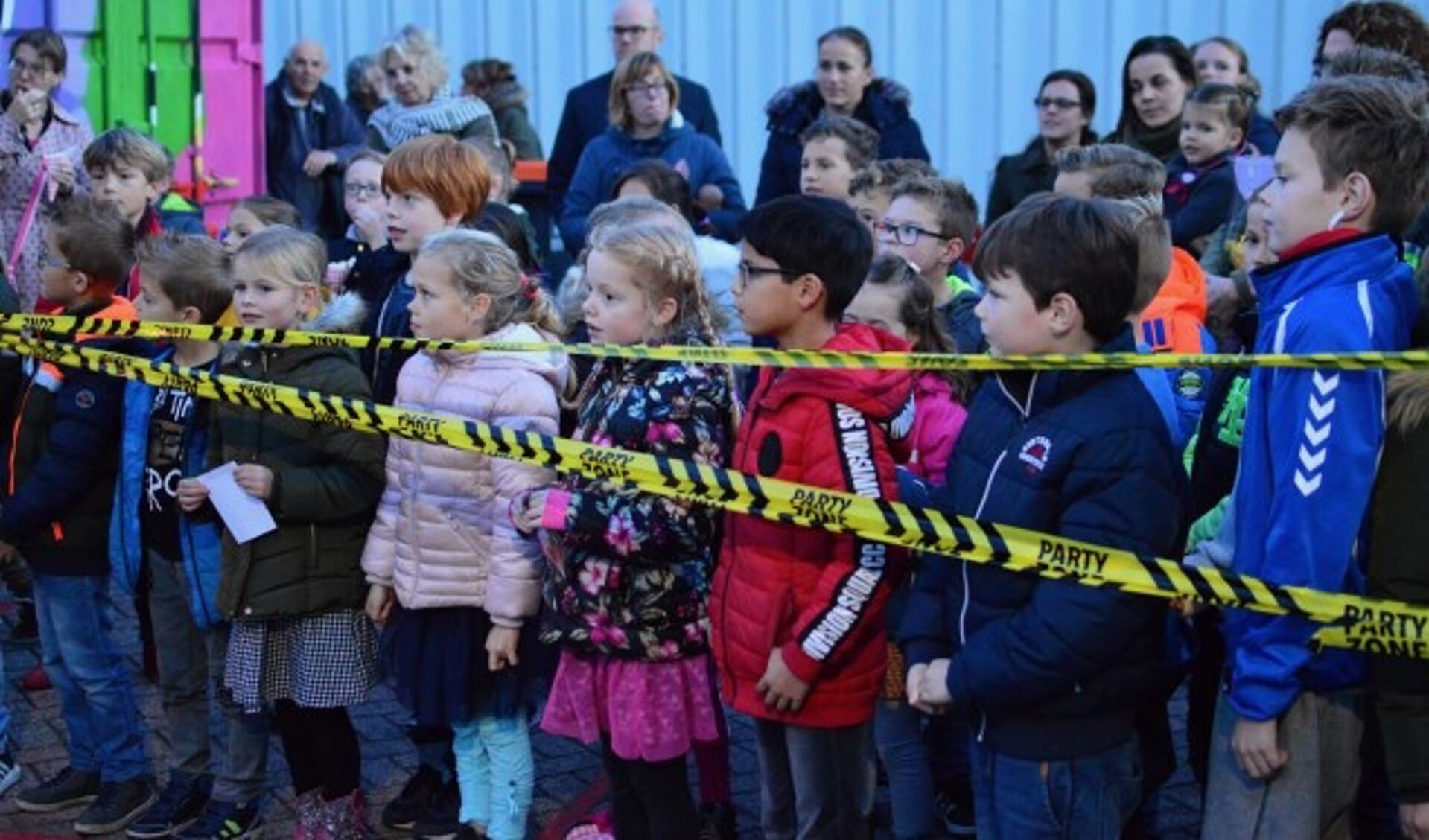 Kinderen staan te wachten totdat wethouder Peter Bekker de 8+ BSO opent