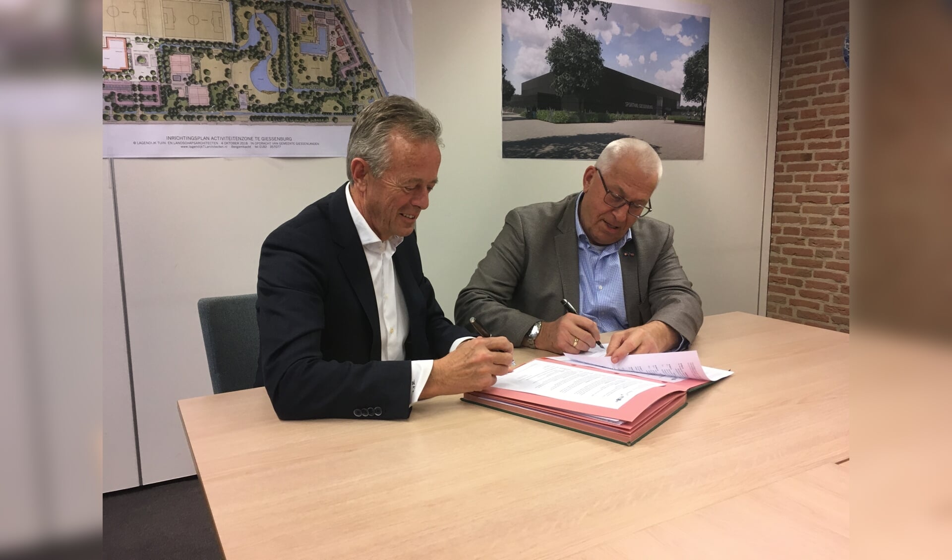 • Wethouder Jan de Groot namens de gemeente Giessenlanden en directeur Ad van Herk van Bouwonderneming Stout bv ondertekenen de overeenkomst.