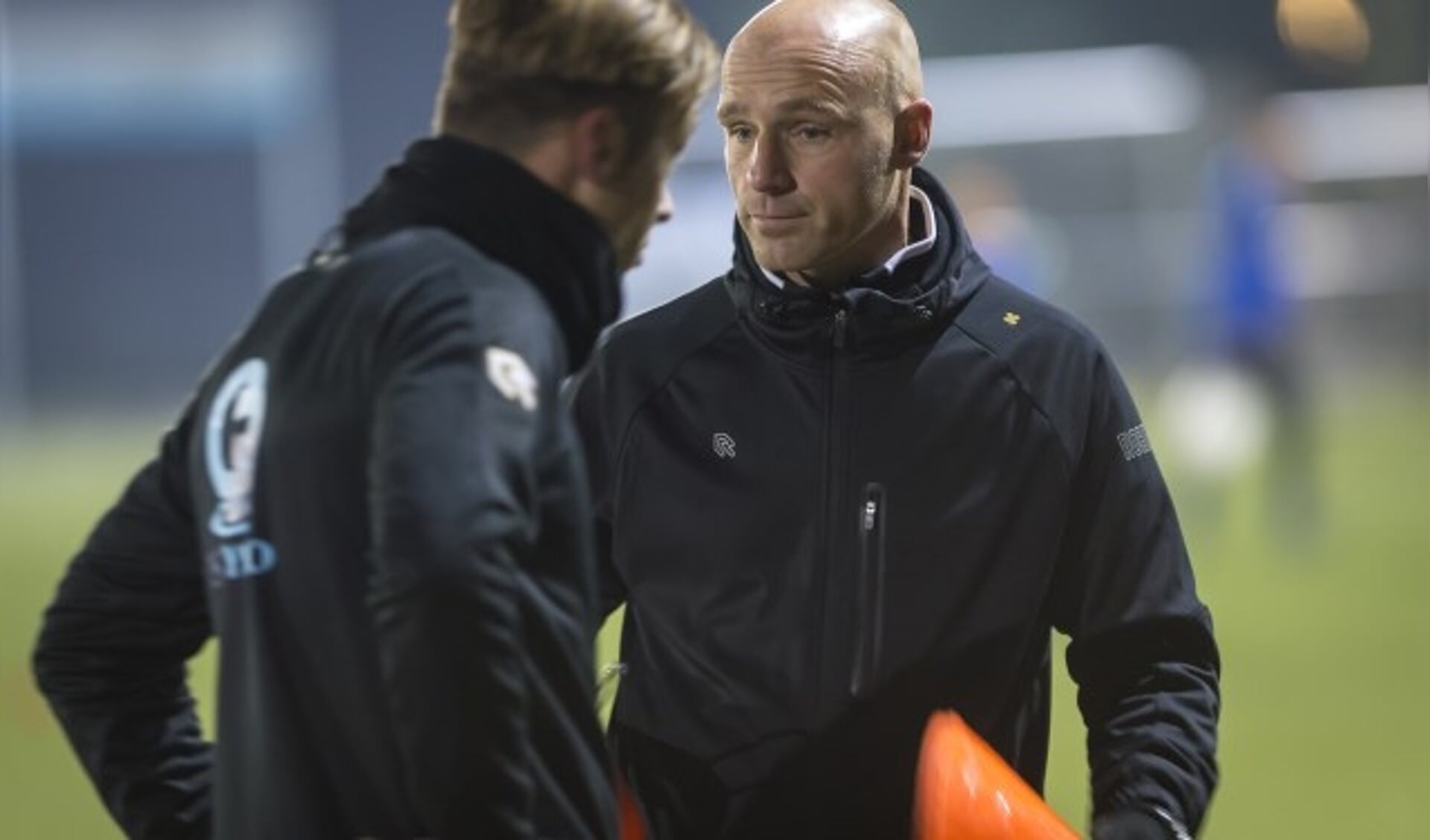 Wout Ooms op de training in overleg met één van zijn spelers. (Foto: Wijntjesfotografie.nl)