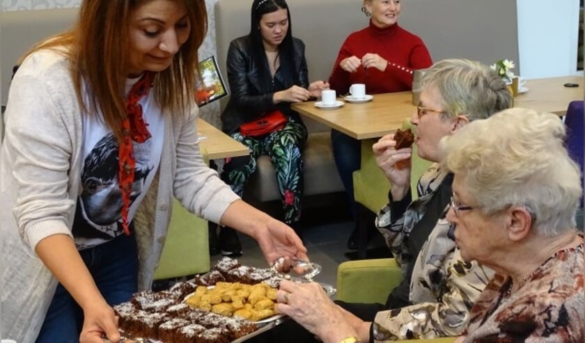Een koekje of gebakje uit Marokko of Turkije ging er wel in bij de bewoners van De Wulverhorst.
(Foto: Margreet Nagtegaal)