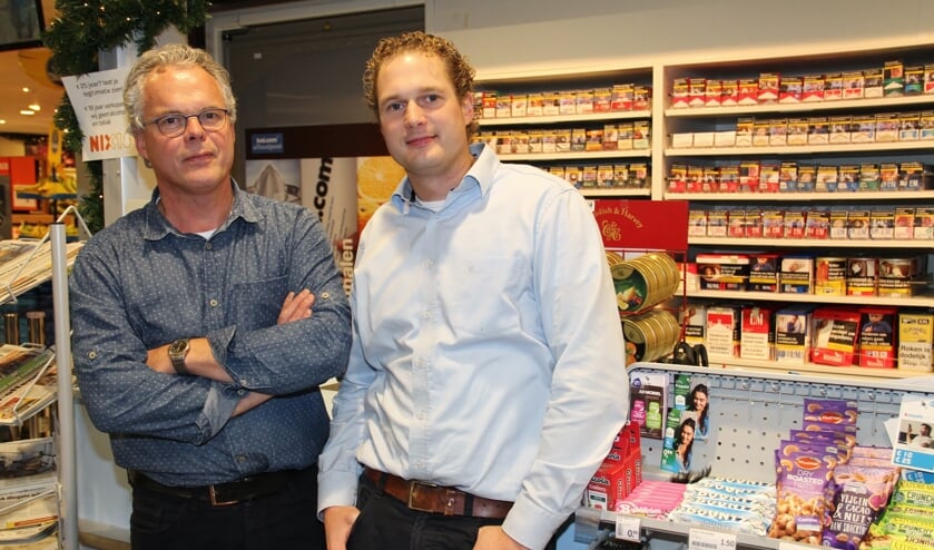 • Arnold van Dalen (links) en Wijnand van Es bij de balie waar de overval plaatsvond.