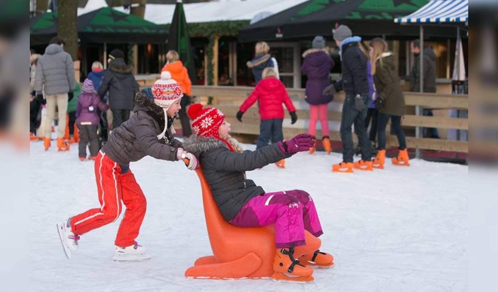 • Iedereen kan op 20, 21 en 22 december schaatsen in het centrum van Lekkerkerk.  