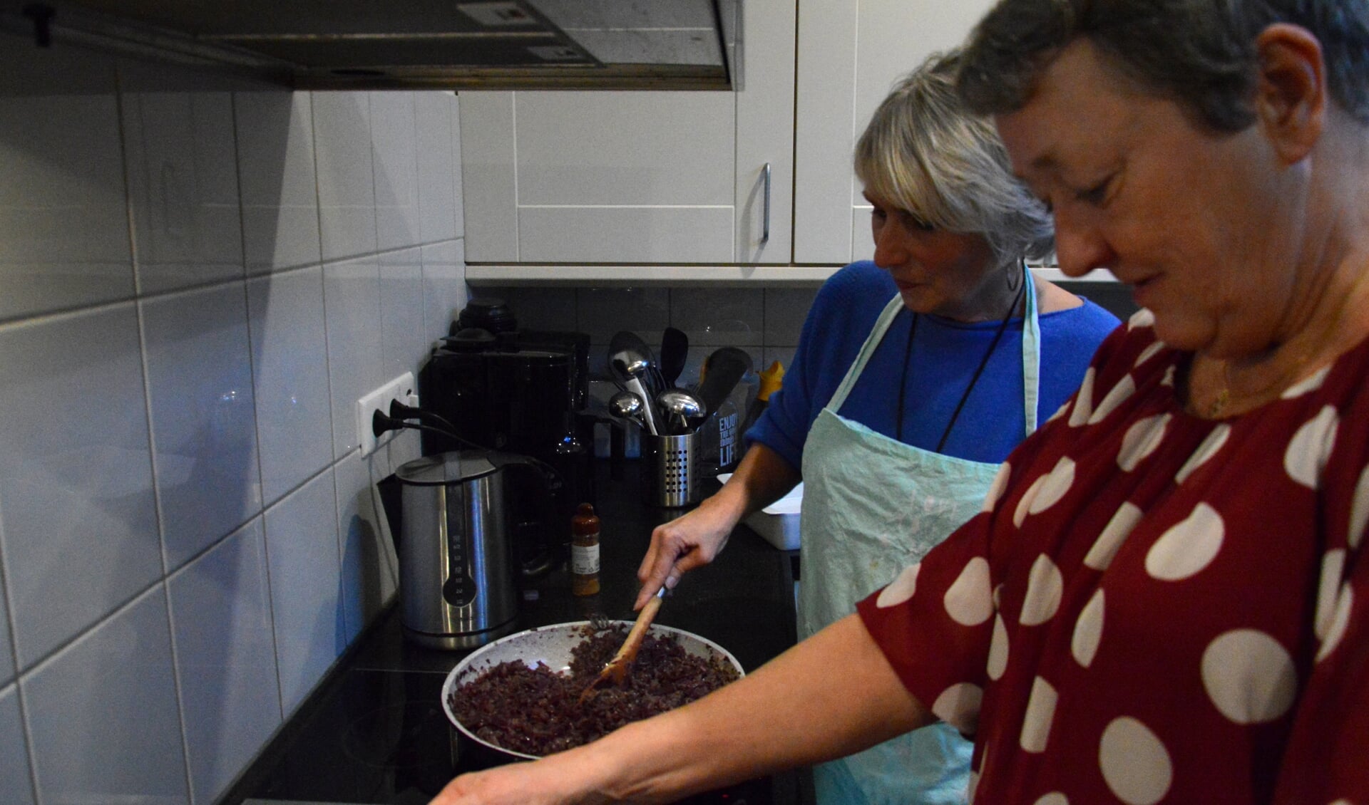 Quinty (achter) en Toos koken met veel plezier voor de bewoners van Tweede Thuis in Altena.