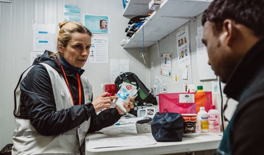 • Maite Tromp geeft uitleg bij het verstrekken van medicijnen.