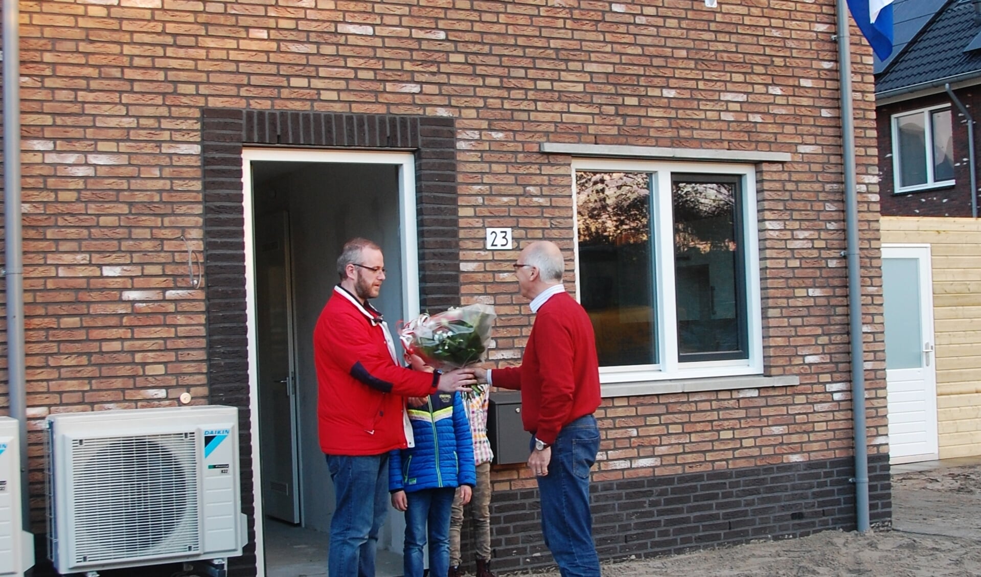 • Dhr. De Vos uit Stolwijk krijgt de sleutel en een bos bloemen overhandigd. 