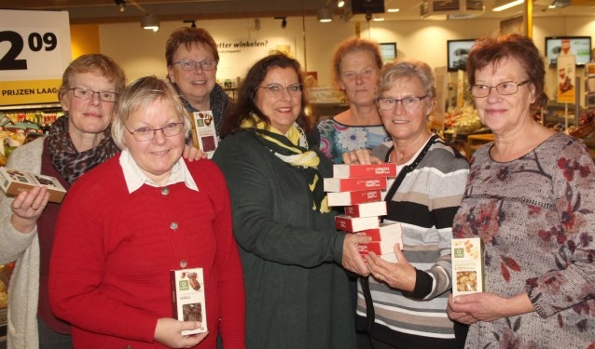Lidi Langeral (midden) overhandigt een deel van de doosjes chocolade aan coördinator Joke van Tuyl om uit te delen aan haar collectanten. (Foto: Lysette Verwegen)