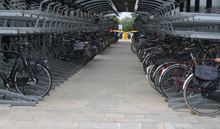 • De fietsenstalling vlak na de opening in 2011. Het bovenste deel blijft vaak onbenut.