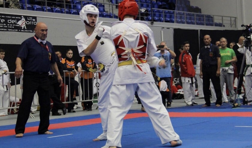 Sam Hattinger (met witte helm) in actie op het EK in Boedapest.