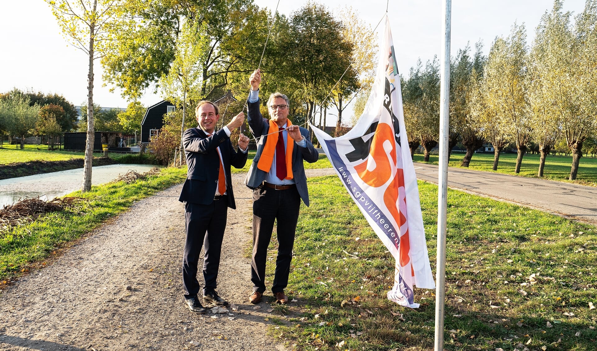 • Arie Keppel en SGP-kopstuk Kees van der Staaij tijdens de verkiezingscampagne.