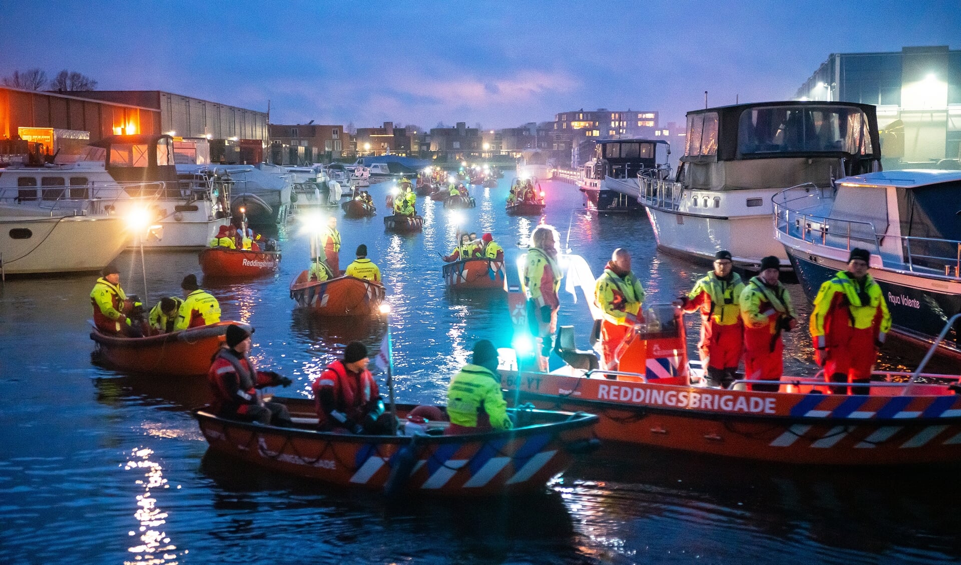 Serious Rescuevloot vaart Vrijstadhaven Vianen binnen