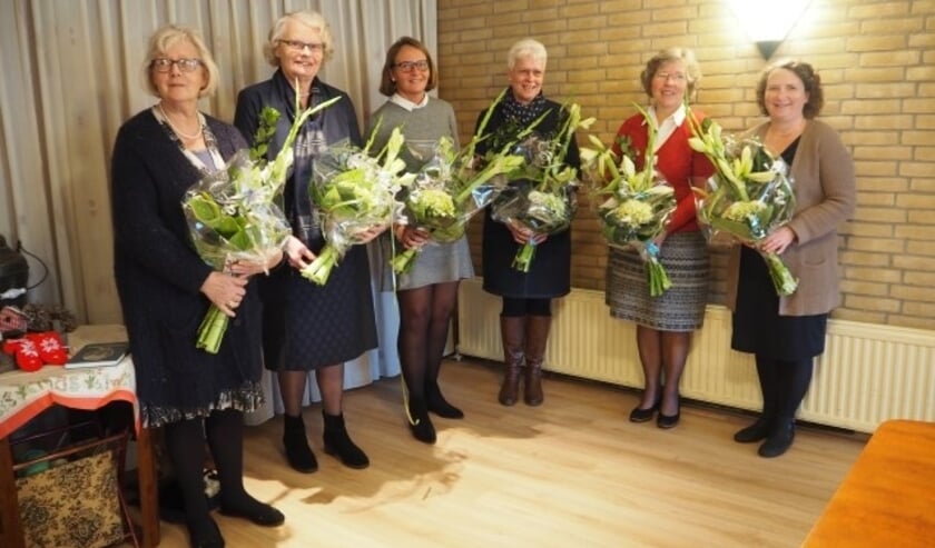 de jubilerende vrijwilligers, van links naar rechts: Mw. J. Vijfhuizen, Mw. S. de Jong, Mw. I. Mourik, Mw. G. Hoogwerf, mw. C. Kalkman en mw. C. Mieras