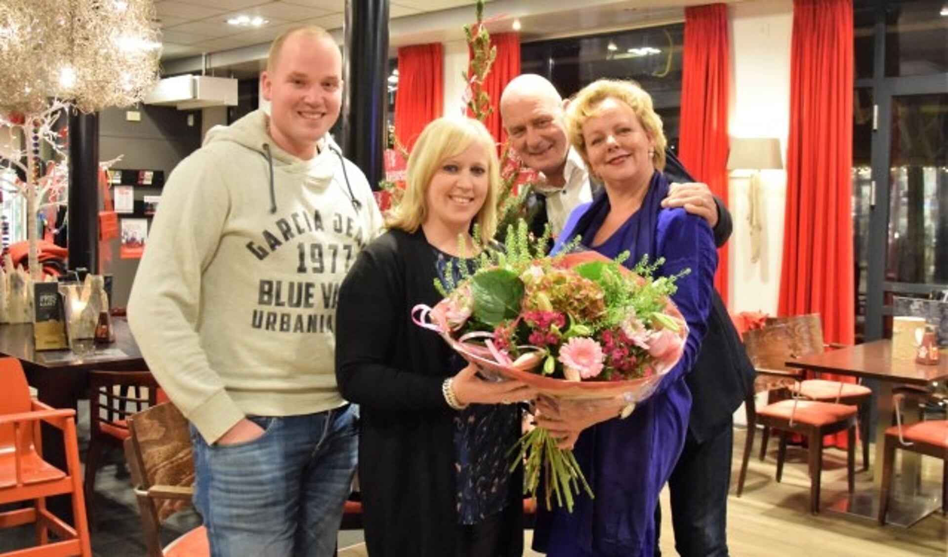 Edwin van Beusekom (links) en Mieke Smits (tweede van links) zijn de winnaars van de FlipPas maandprijs , uitgereikt door Michel en Margriet van Heesch van Restaurant de Betuwe & Café Hart van de Betuwe.