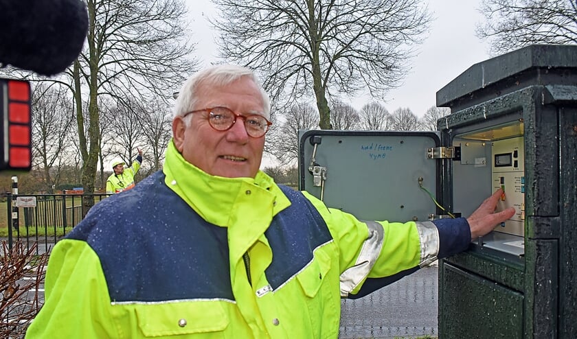 • Wethouder Harry van Tilburg bedient de doseerinstallatie.