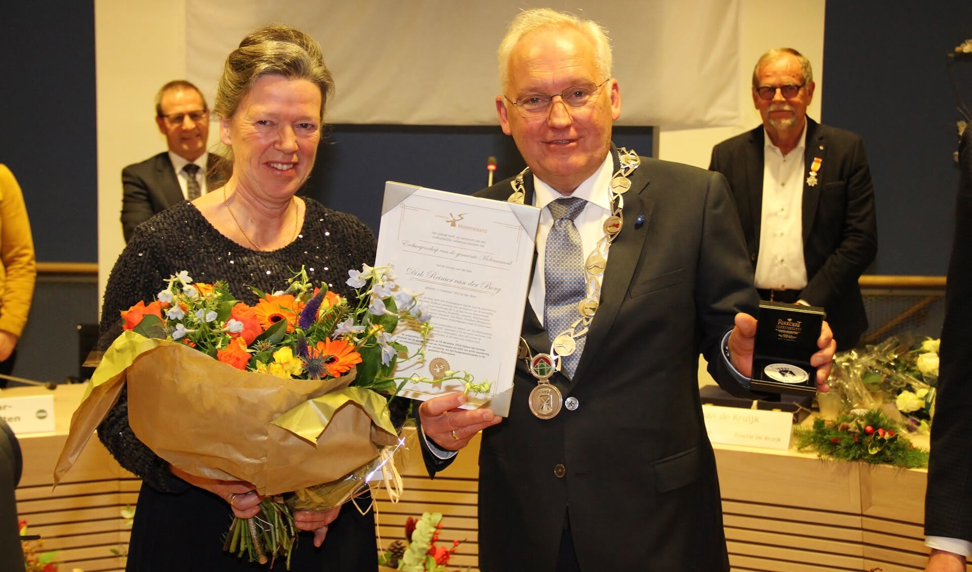 • Dirk van der Borg toont zijn penning, met naast zich zijn vrouw Janneke