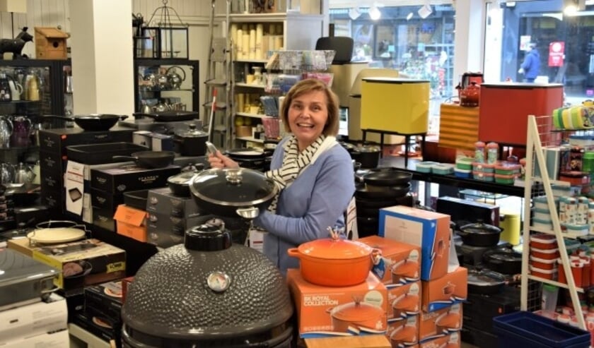 In de maand december is een shoptegoed van 500 euro te winnen voor ‘Alles in uw keuken’. Ingrid Oostendorp toont het brede assortiment waar een keuze uitgemaakt kan worden.    
