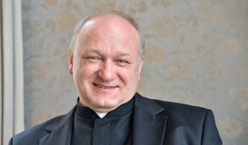 De nieuwe pastor Zygfryd Nowara is het pastoraal team van de Heilige Drie Eenheid parochie komen versterken. (Foto: Paul van den Dungen)