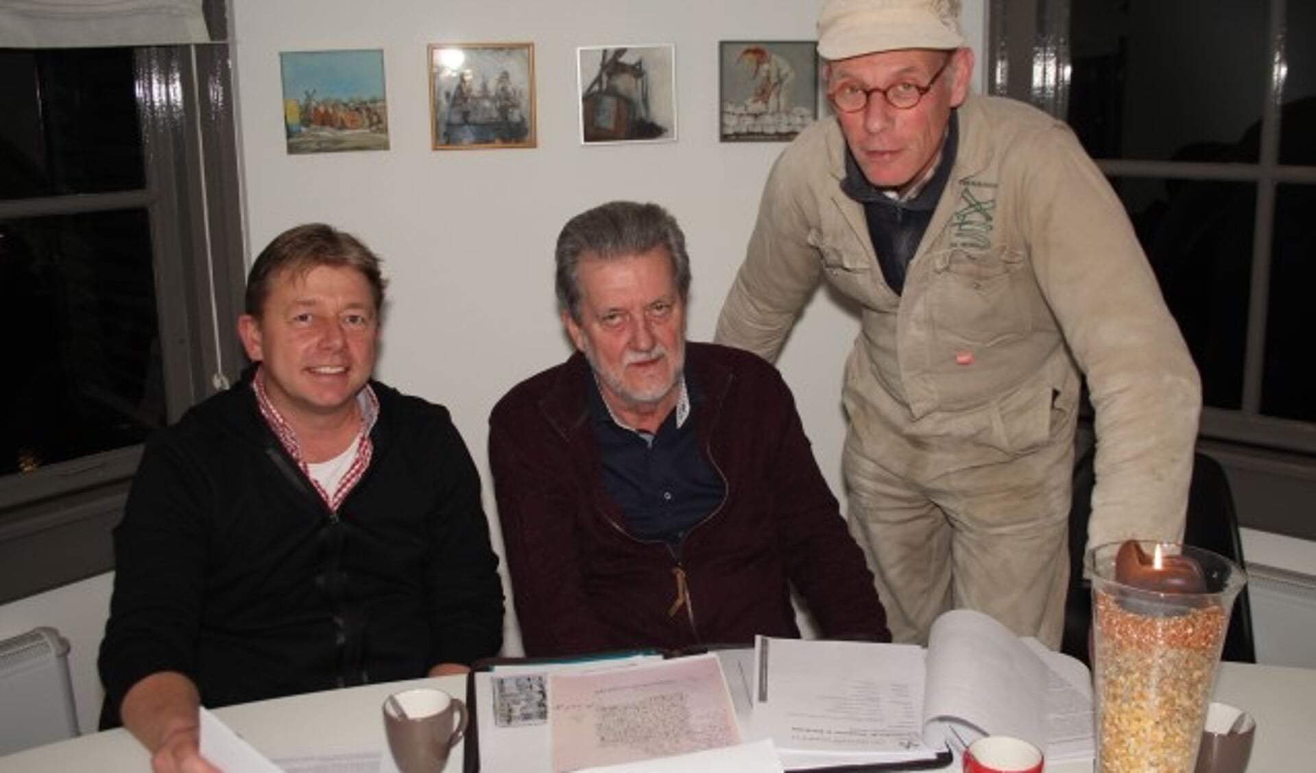 Rienk Sijbrandij, Hans Ellenbroek en molenaar Maarten Dolman zijn blij met de gevonden ouderdomsbewijzen. (Foto: Lysette Verwegen)