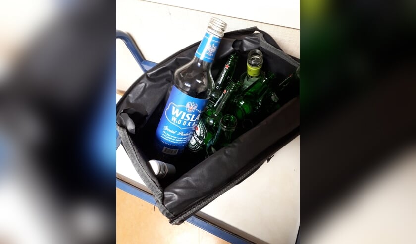 • Na vrijwel elk weekend worden er lege drankflessen aangetroffen op het schoolplein.