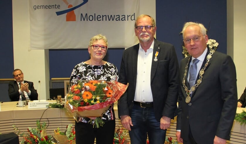 • Burgemeester Dirk van der Borg speldde Johan de Kruijk een lintje op.  