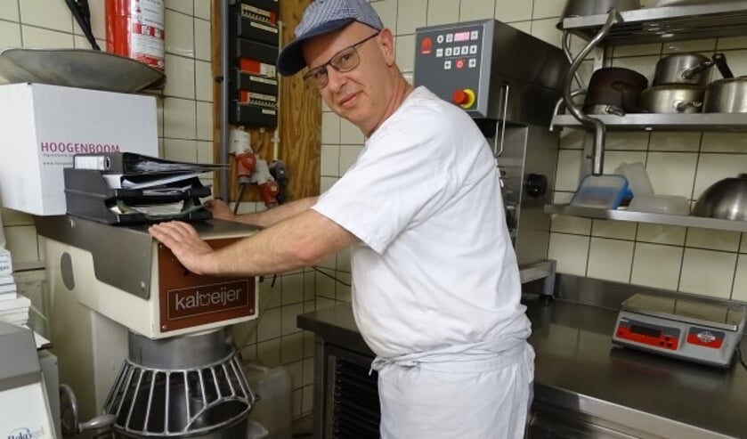 Bakker Stijnman bij de beslagdraaier. Voor 12.000 oliebollen. "Ik heb speciaal een oliebollenlijntje in de bakkerij gemaakt." (Foto: Margreet Nagtegaal)  