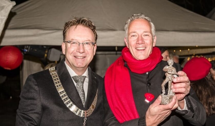 Een stralende voorzitter Jos Bol nam namens de organisatie van de Kerstavond van mevrouw Klein Sprokkelhorst de gemeentelijke onderscheiding in ontvangst (Foto: Tony Buijse)