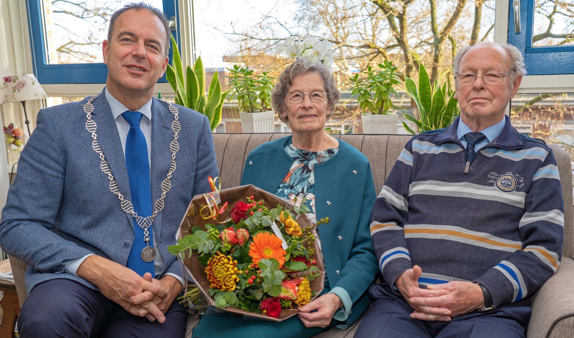 • Adrie en Adrie van Tol met burgemeester Paans.