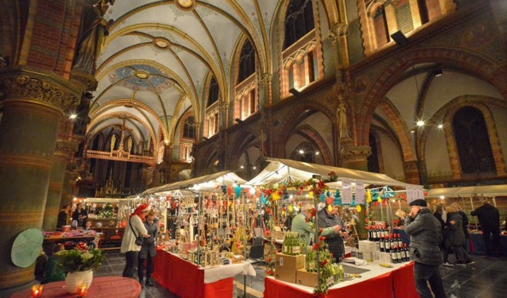 Kerstmarkt in de Sint Franciscuskerk in Oudewater, een jaarlijks hoogtepunt. De opbrengst is voor de restauratie van de kerk.(Foto: Paul van den Dungen)