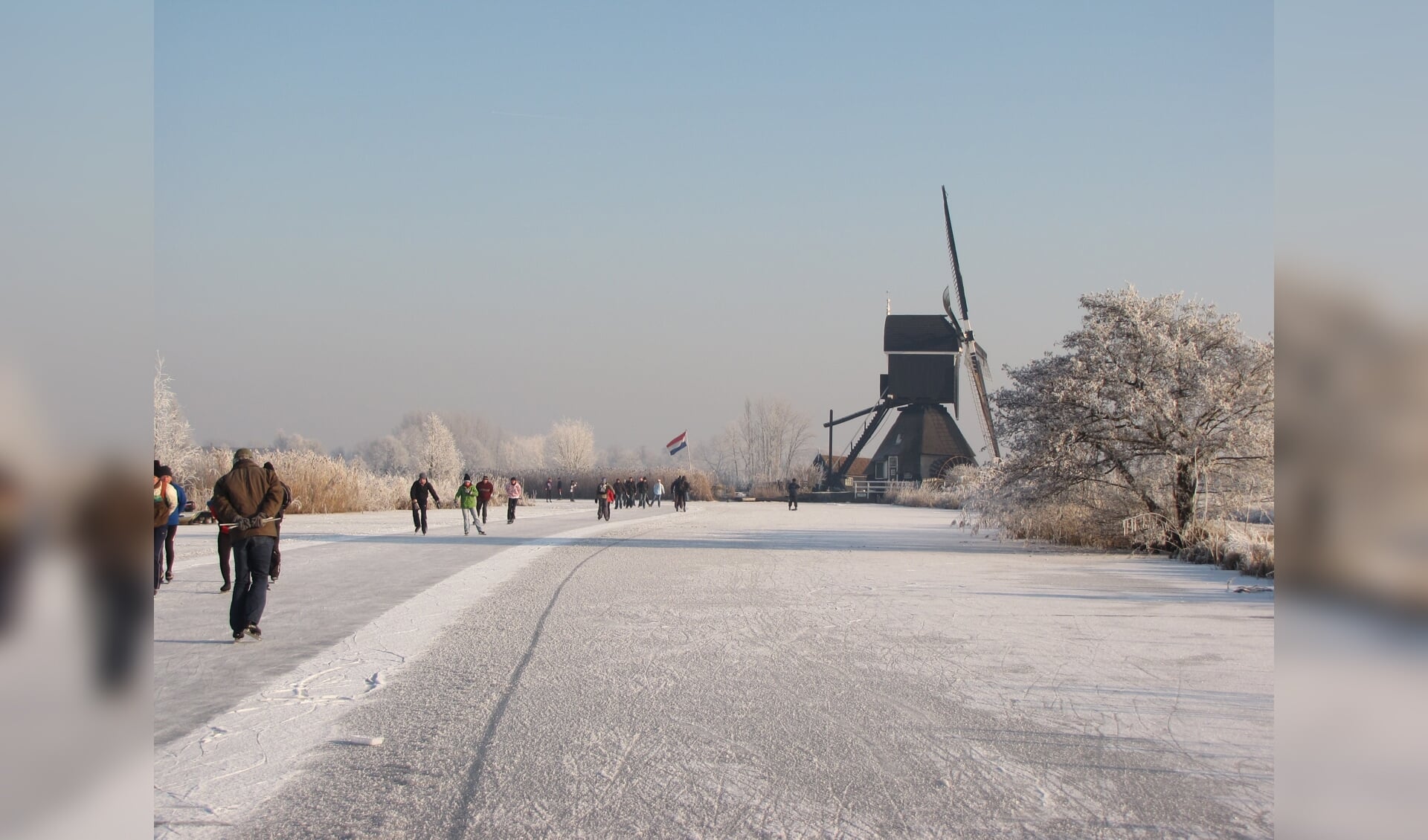 • De Oudendijkse molen in de winter.