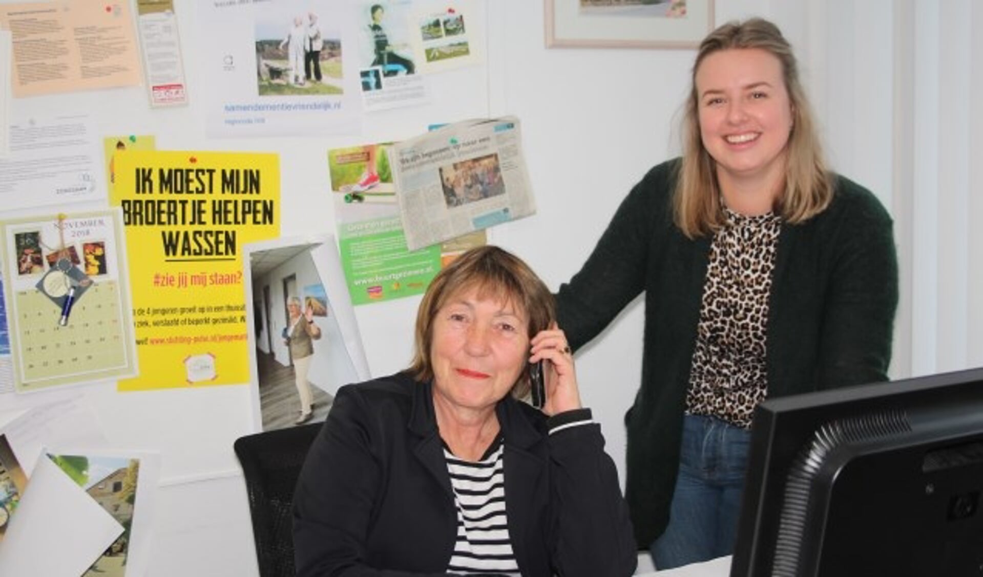 Wilma Kleijweg, geflankeerd door collega Ody van ’t Veer, zit nog één keer in haar vertrouwde kantoor in De Oase. (Foto: Lysette Verwegen)