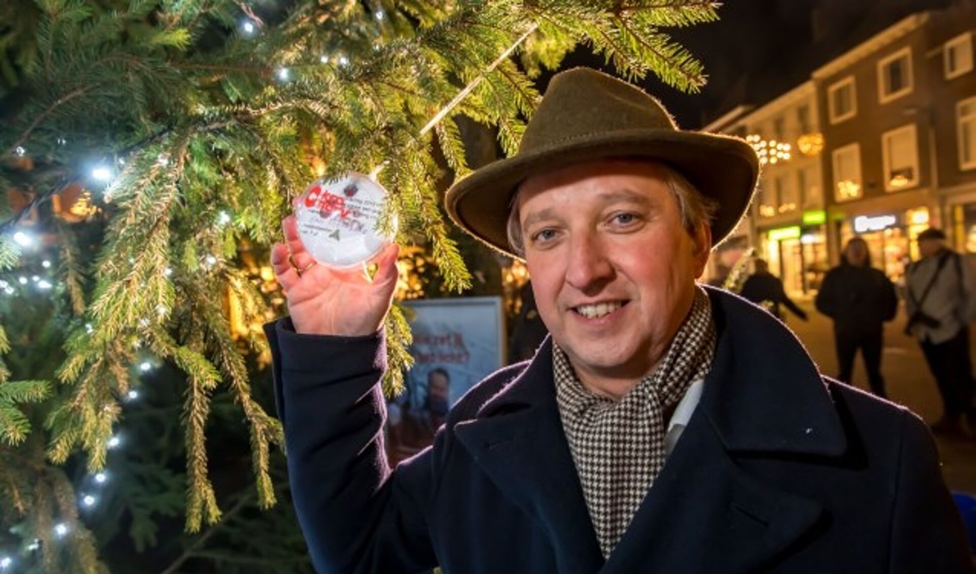 Burgemeester Beenakker hier met zijn wens bij de Tielse Jorisboom aan de Tielse Groenmarkt, ook met de Joris-kerstboom kwam Tiel landelijk op TV tijdens de kerstuitzending van Joris Linssen 
