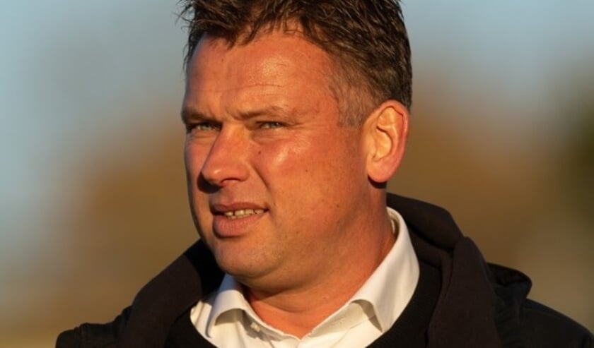 Trainer Hans van de Haar staat voorlaatste met zijn FC Lienden. (Foto: Peter van Gogh)
