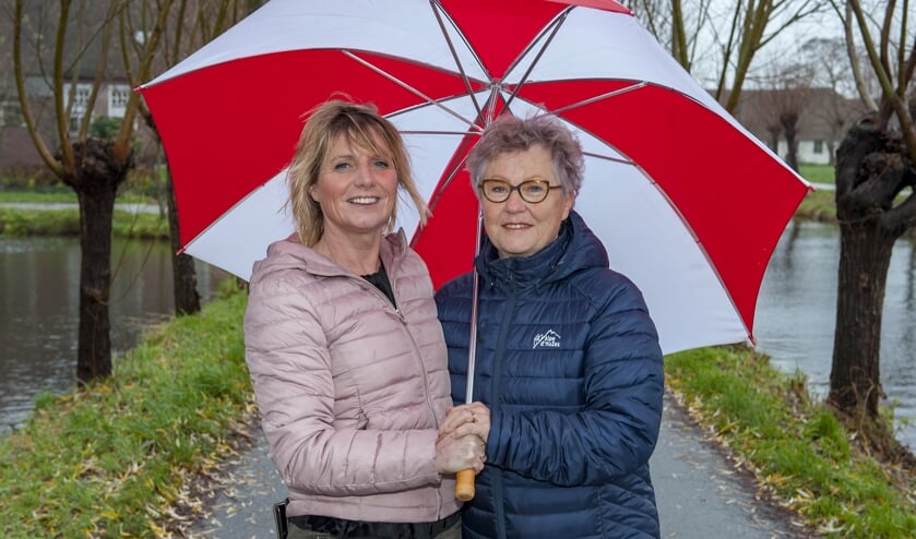 • Marijke Klapwijk (r) met haar buurvrouw/vriendin Monique Oomens.