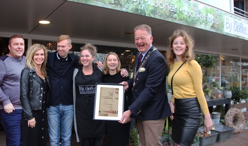 • Burgemeester Roel Cazemier kwam langs om het certificaat uit te reiken.