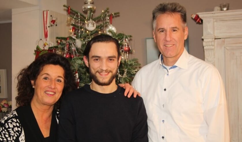 Een trotse Karin en Edwin Mentink met Claudiu: "Daar doet de stichting Roemeense Kinderhulp het voor!" Foto: (Lysette Verwegen)