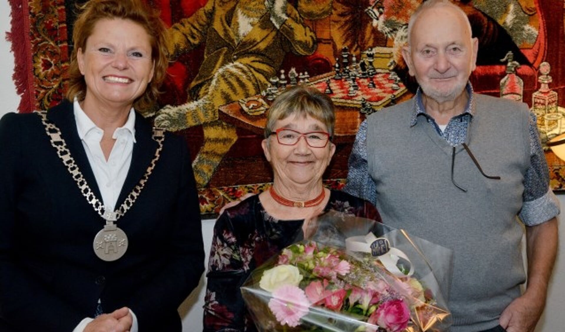 Burgemeester Petra van Hartskamp kwam vorige week donderdag in de Antoniushof het gouden bruidspaar Ans en Arie Buis - Bon haar felicitaties overbrengen. (Foto: Paul van den Dungen)