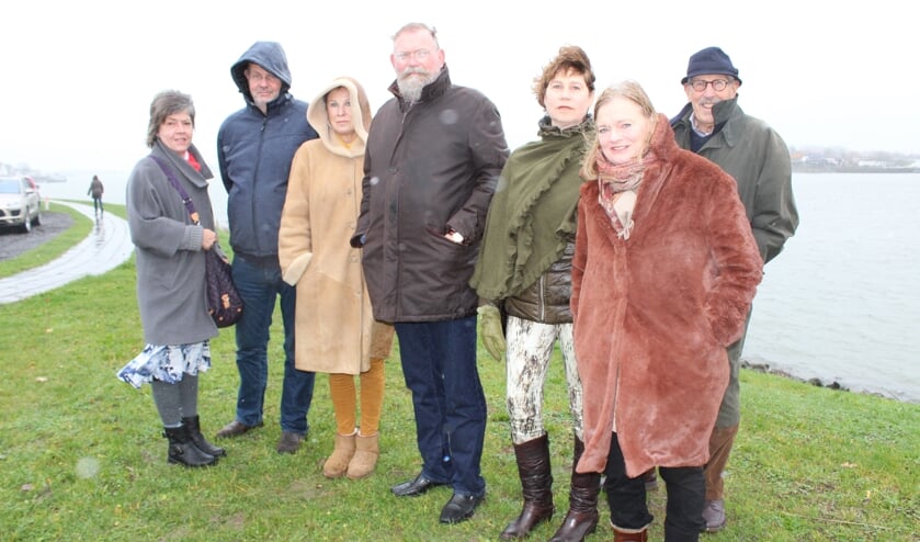• Peter Breedveld (vierde van links) en Liesbeth Klip (tweede van rechts) samen met een delegatie van bezorgde Lekkerkerkers.