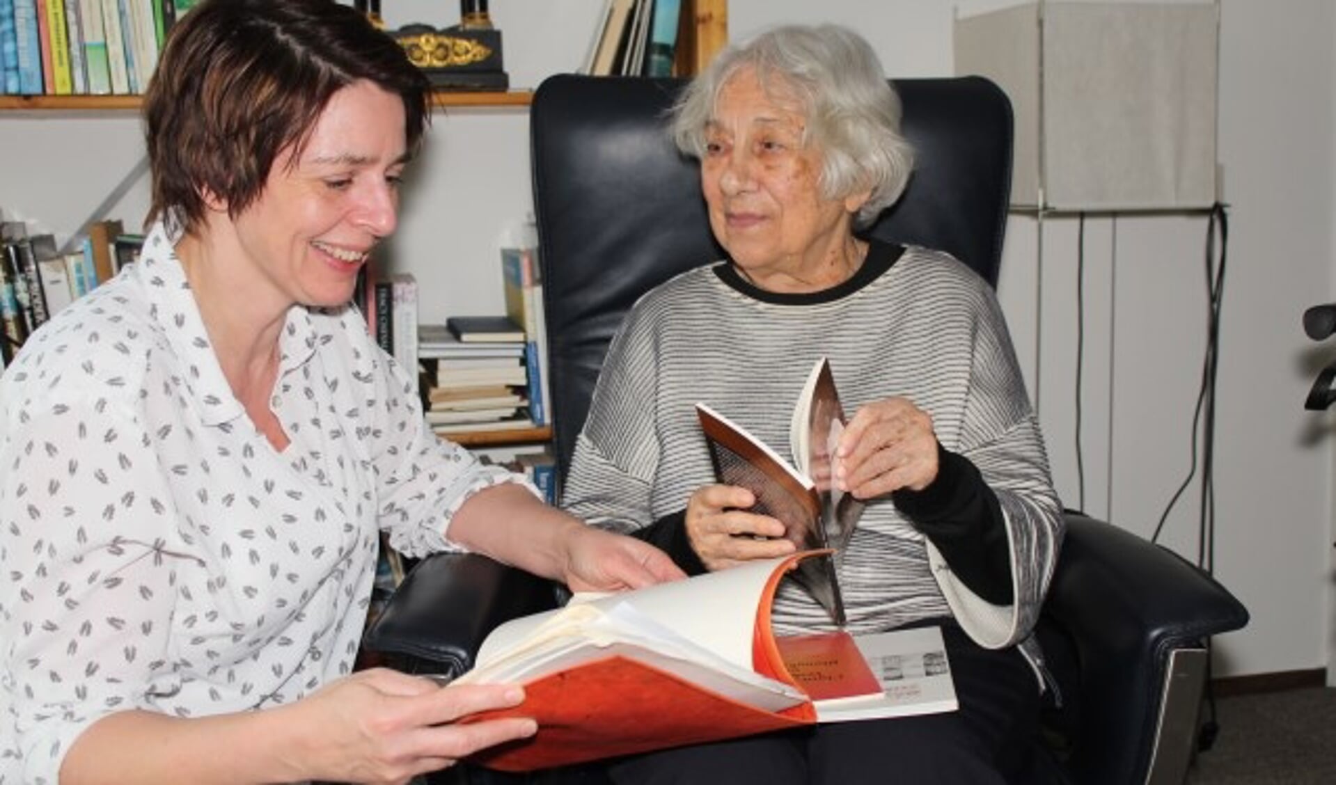Wies van Groningen (88) vertelde Mariola Dirkzwager over haar koloniale verleden en haar boeken. Ze stelden de lezing samen die Wies op 15 februari gaat geven in de bibliotheek voor jonge en oudere belangstellenden: 