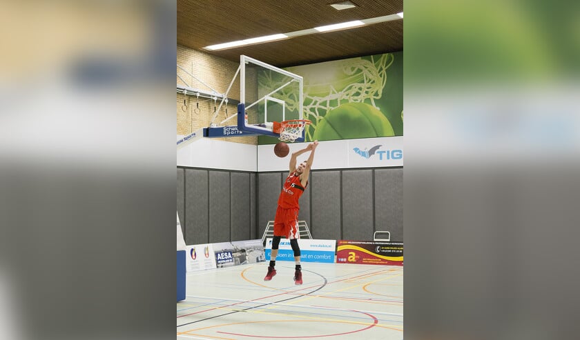 • Niels Plieger helpt zijn team met een 'dunk' naar de zege.