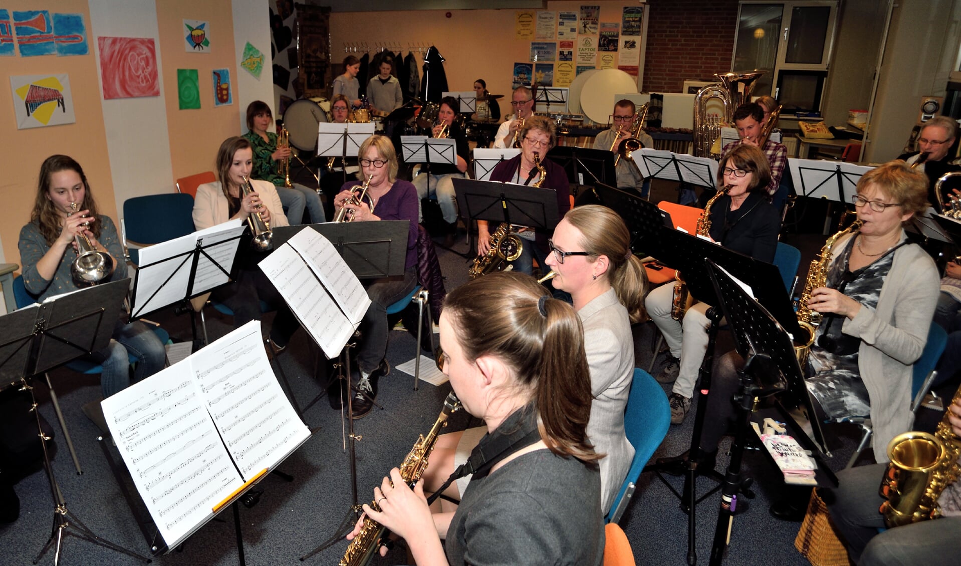 • Graafstrooms Fanfare in actie tijdens een oefenavond.