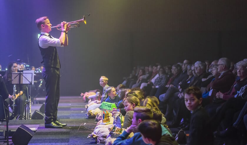• Trompet-solist Teus Nobel op het podium.