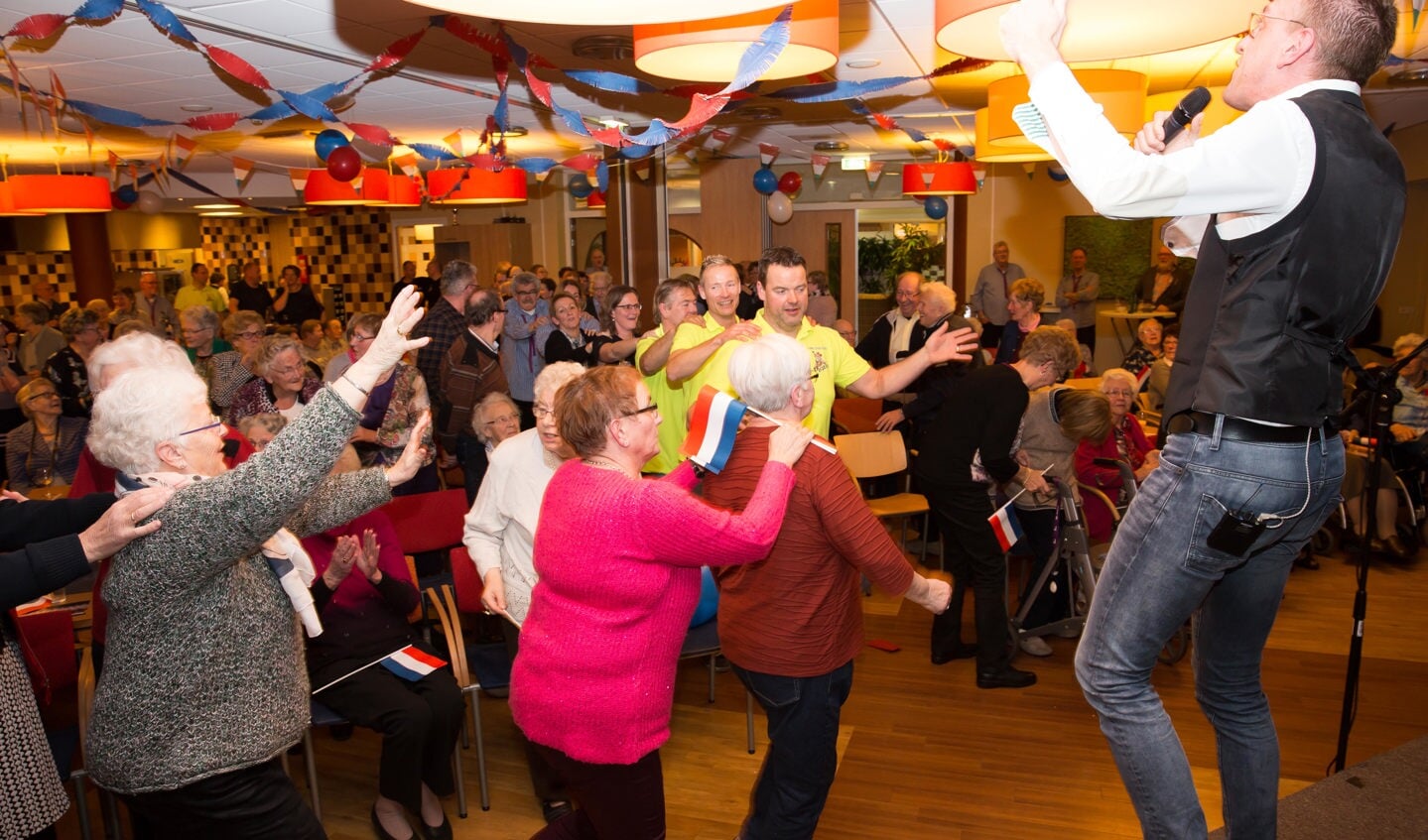 De Ammerse piraten geven een piratenfestijn voor 55+'ers in de Ammerse Hof.