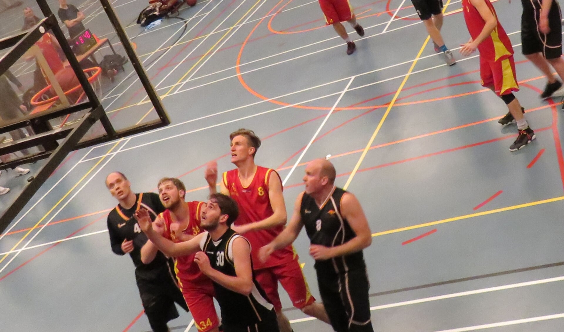 • De Leerdamse basketballers 'knokten' voor de winst. 
