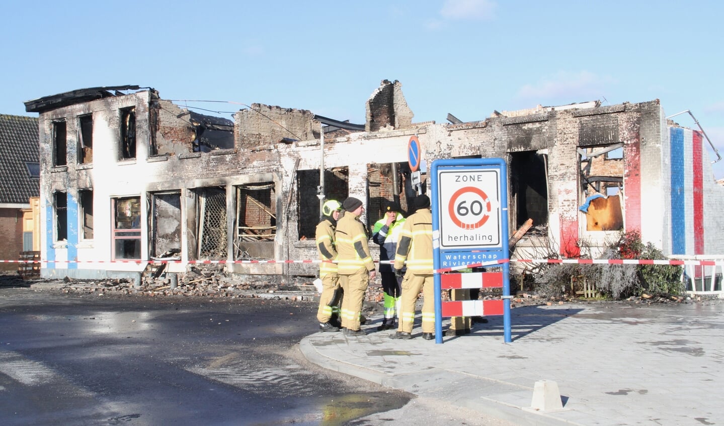 • Deskundigen onderzoeken of de instabiele muur afgebroken moet en kan worden. Brandweer wacht af.