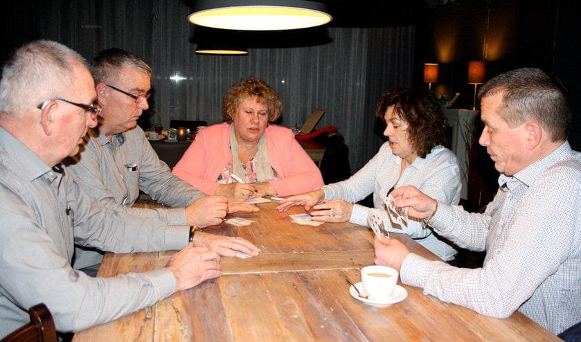 • Het bestuur van de Lexmondse klaverjasclub.