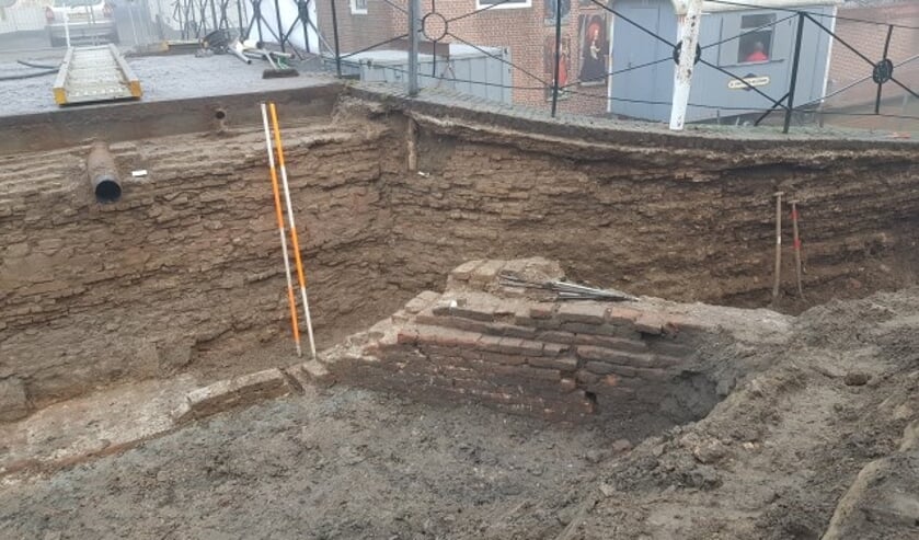 Door de vondsten van verschillende middeleeuwse fundamenten is er opnieuw een stuk Oudewaterse geschiedenis aan het licht gekomen.Een deel van de oude stadswal is hier goed te zien. (Foto: Caio Haars)