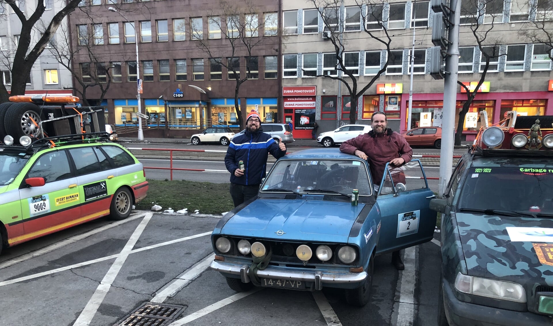 • Dieter van Lier en John van Zanten met hun Opel Kadett. 