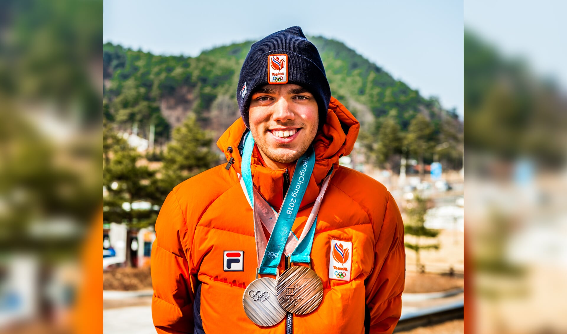 • Patrick Roest met zijn zilveren en bronzen medaille in Pyeongchang.