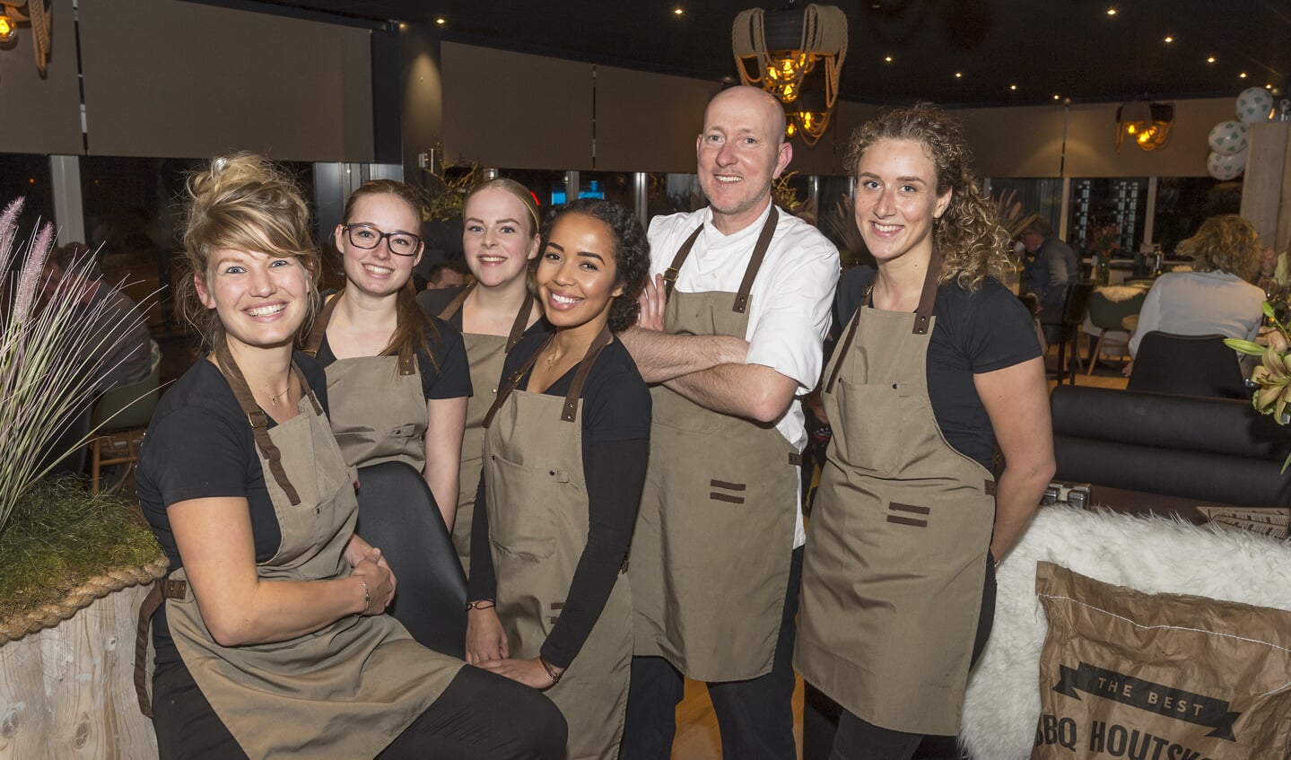 • Lisanne van Erk (l) met enkele teamleden en chef-kok Arie Sloof tijdens de openingsavond.