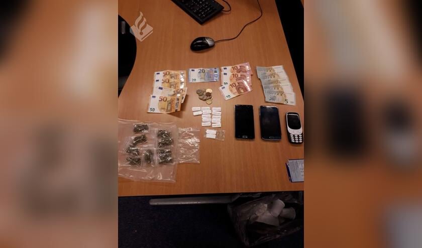 • In de auto lag een grote hoeveelheid drugs en cash geld. Daarnaast diverse telefoons.